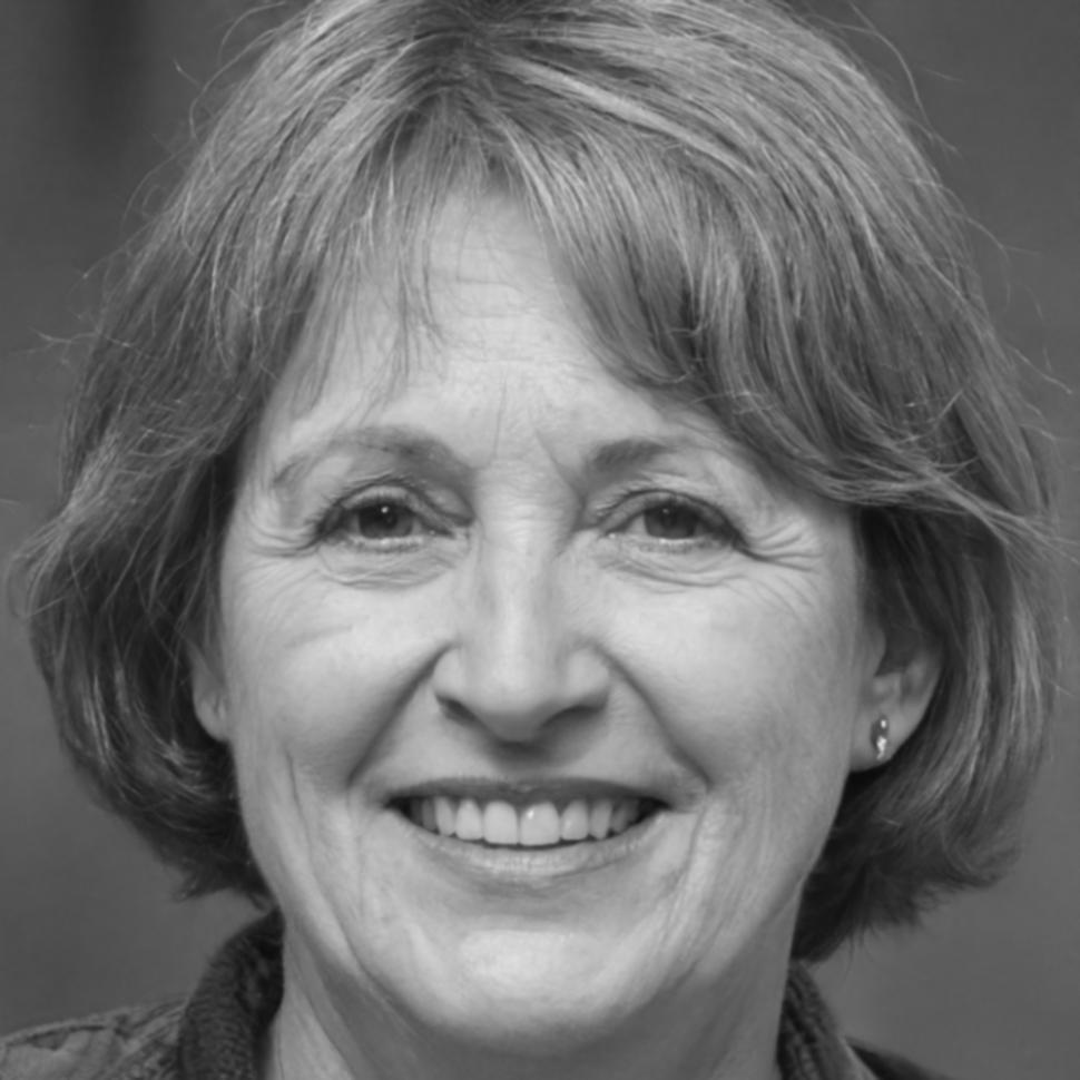 Retrato profesional de Esperanza Villareal, instructora de planificación patrimonial