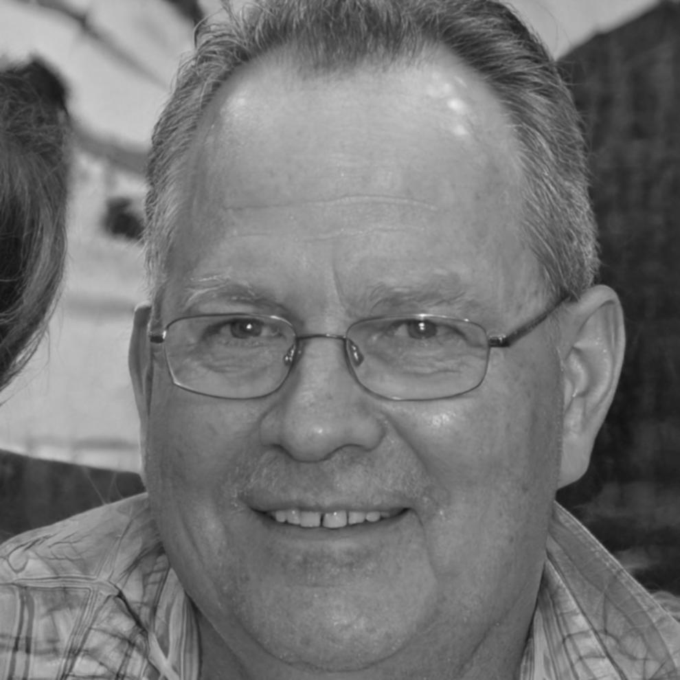 Retrato profesional de Horacio Mendizábal, instructor principal de análisis financiero